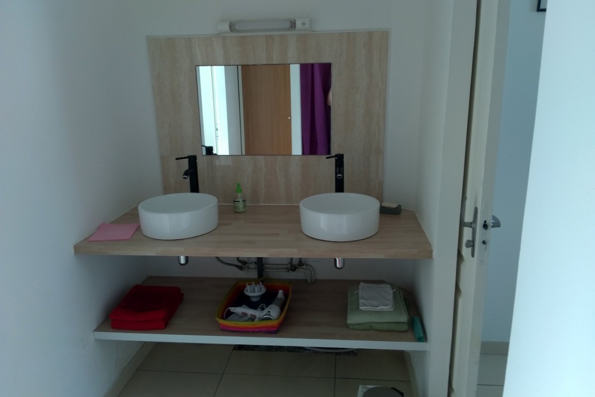Salle de bains commune à la chambre enfants et adultes