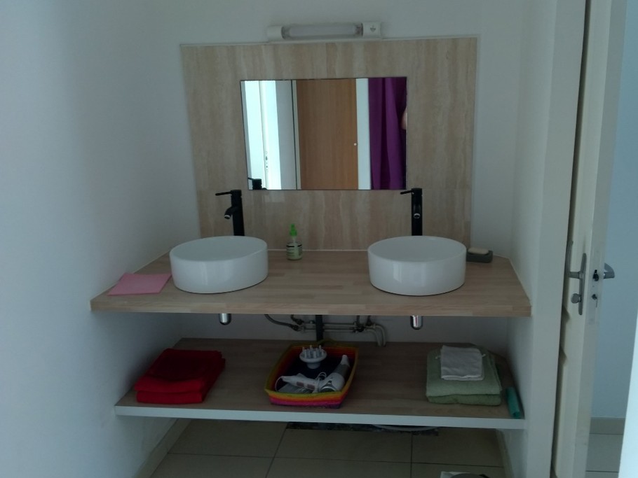 Salle de bains commune à la chambre enfants et adultes