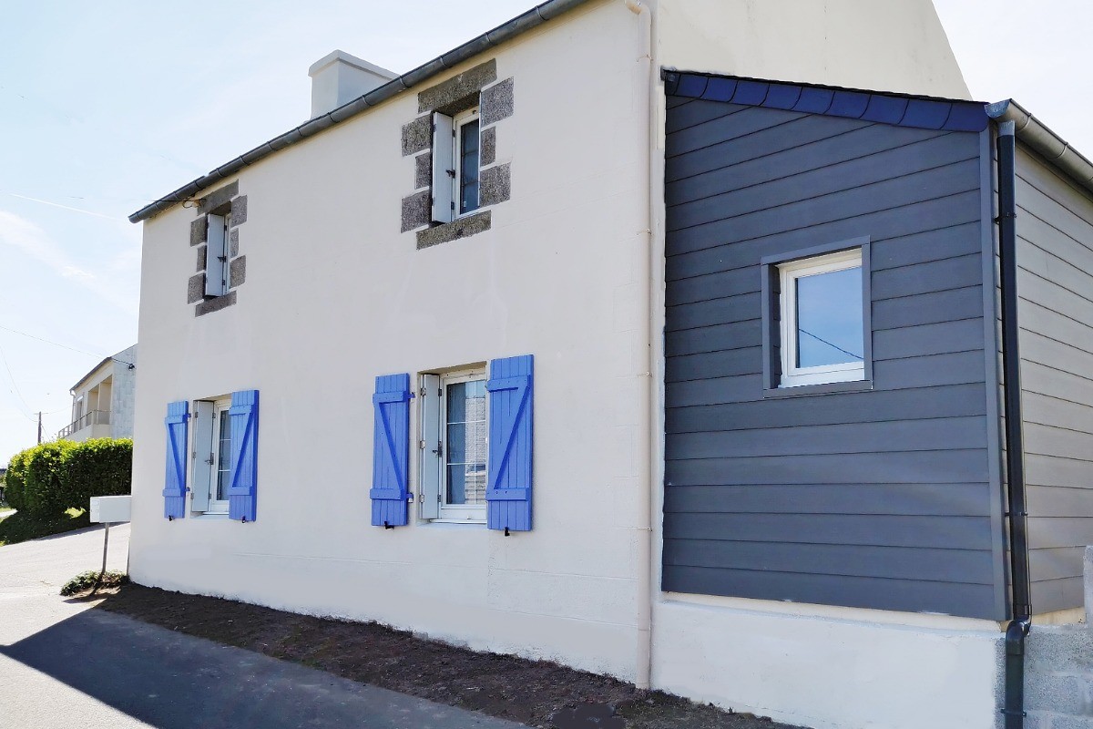 Façade de la maison dans un petit hameau très calme