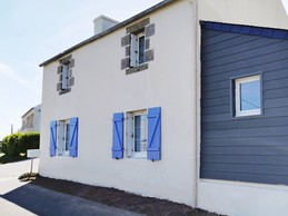 Façade de la maison dans un petit hameau très calme