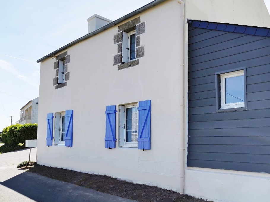 Façade de la maison dans un petit hameau très calme