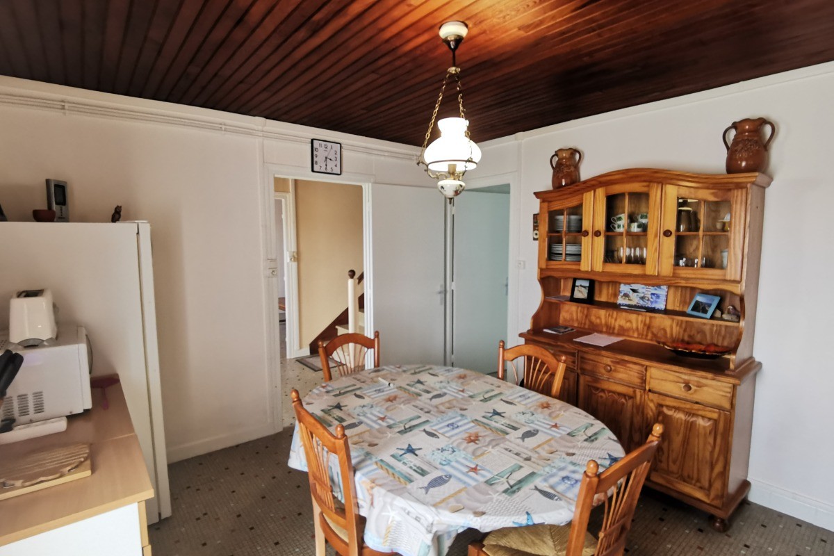 Cuisine donnant sur le hall avec accès au salon / la salle d'eau est accessible depuis la cuisine