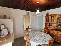 Cuisine donnant sur le hall avec accès au salon / la salle d'eau est accessible depuis la cuisine