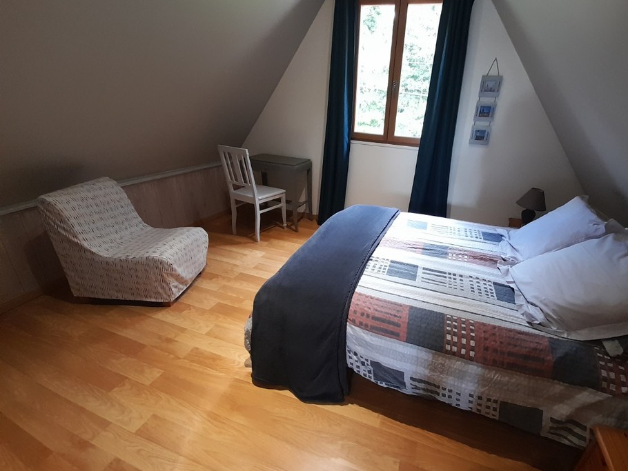 Lit 140, parquet au sol,coin bureau