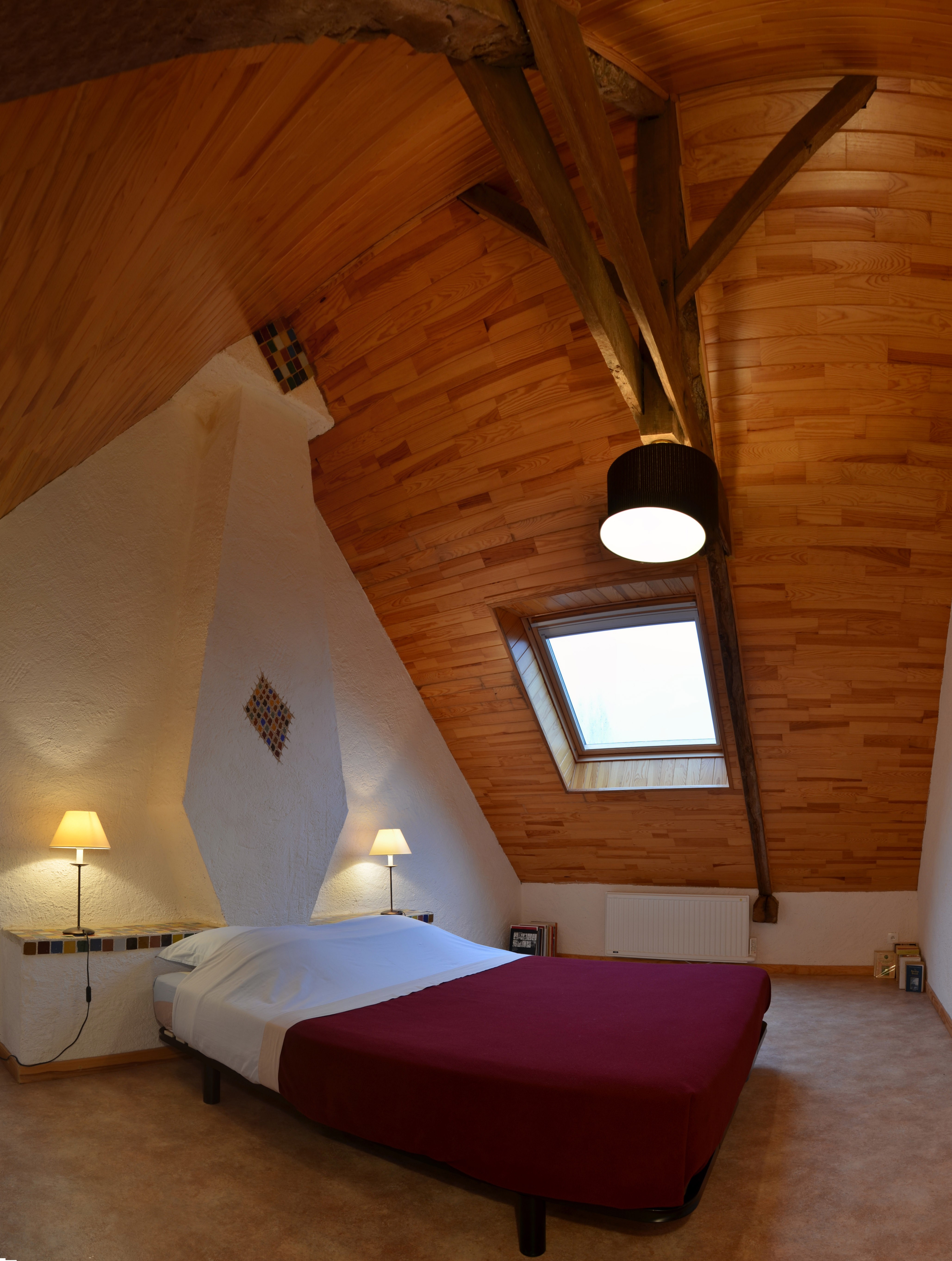 Chambre à l'étage avec un lit 160 cm cm et rangements. Belle hauteur sous plafond