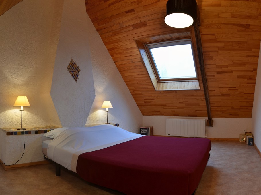 Chambre à l'étage avec un lit 160 cm cm et rangements. Belle hauteur sous plafond