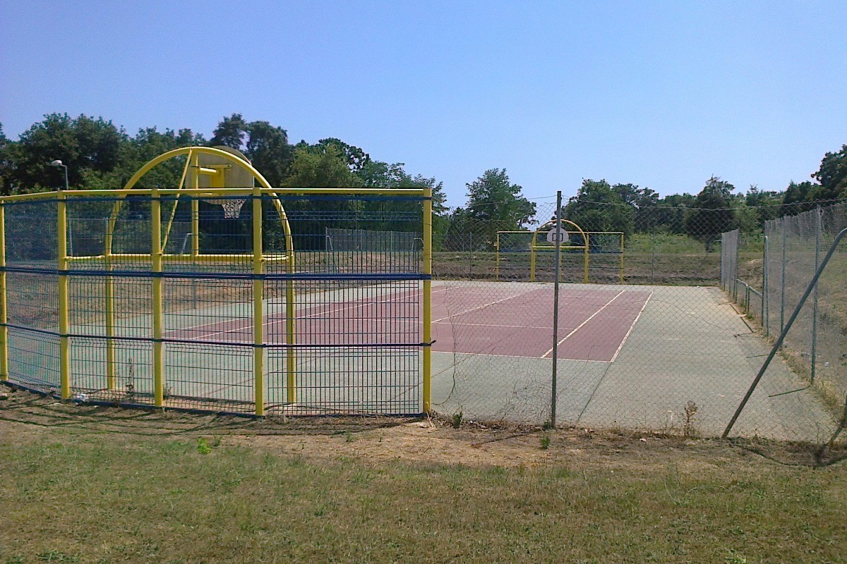 City stade: Terrain multi-sports à l'entrée de la résidence.