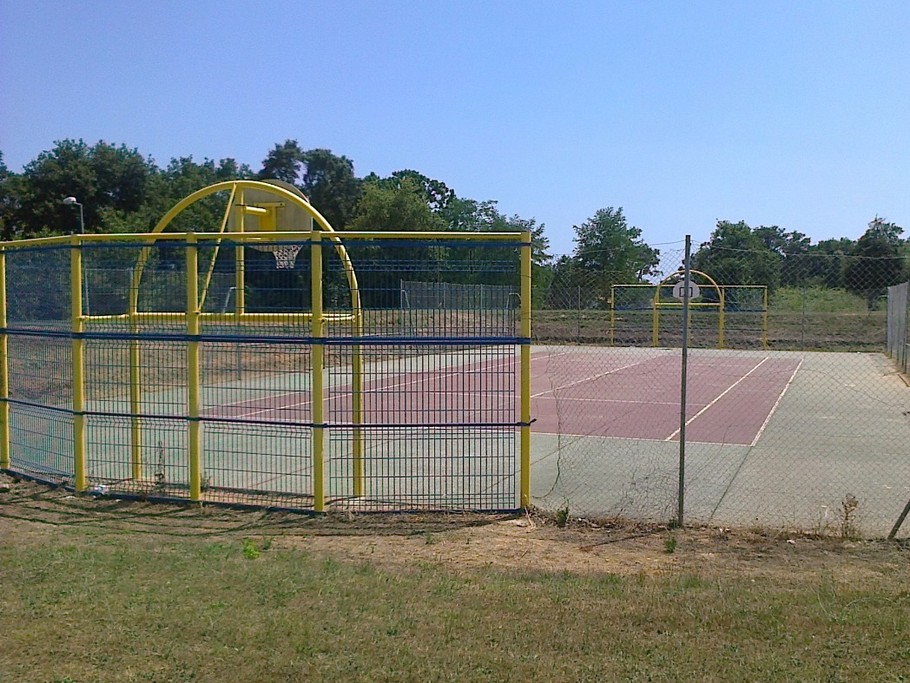 City stade: Terrain multi-sports à l'entrée de la résidence.