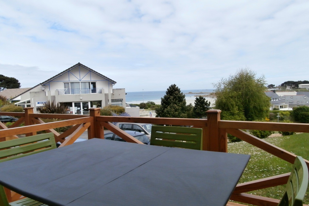 la vue sur la plage de la terrasse