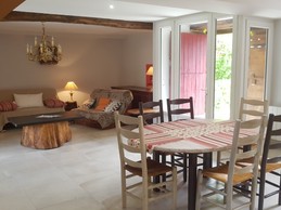 La pièce à vivre spacieuse et lumineuse ouvrant sur le jardin