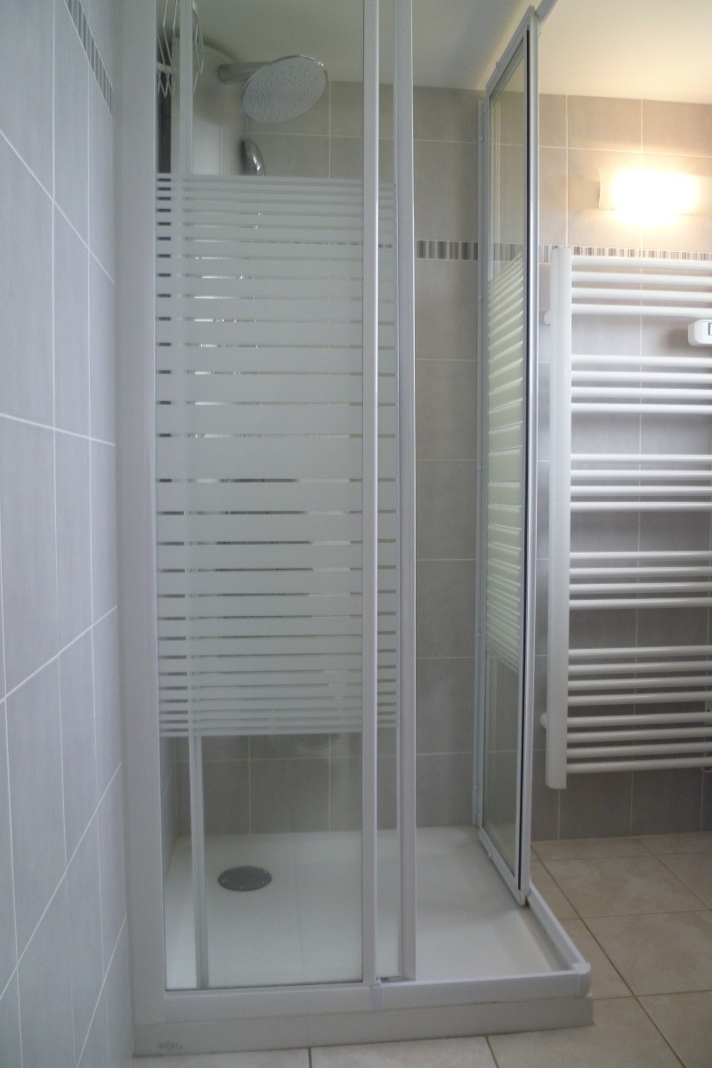 douche dans la salle d'eau