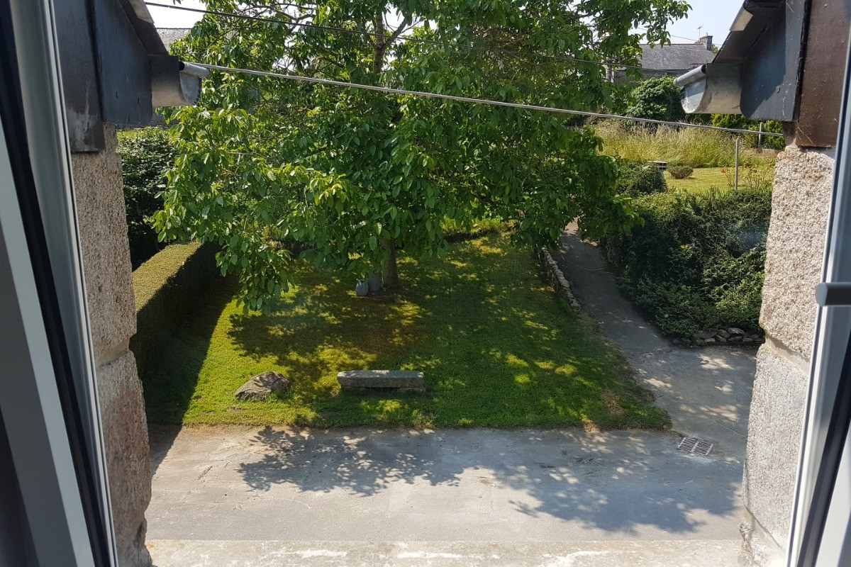 Jardin ombragé côté cour (vue depuis une chambre).
Crédits photo : Clévacances 35