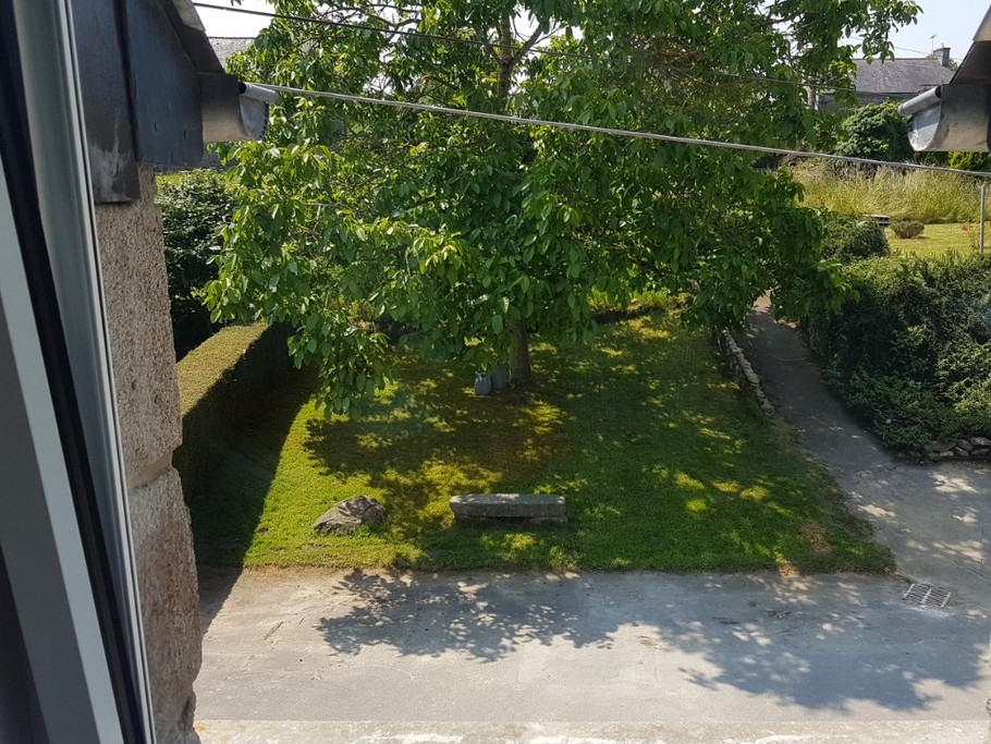 Jardin ombragé côté cour (vue depuis une chambre).
Crédits photo : Clévacances 35