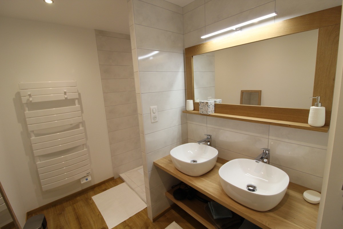 Salle de bains étage  douche à l'italienne - Au Gite des Mazes