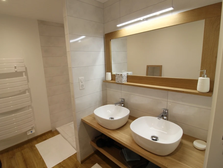 First floor shower room with walk-in shower - Au Gite des Mazes