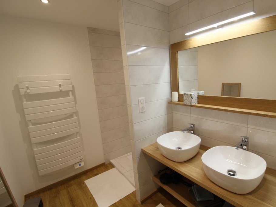 Salle de bains étage  douche à l'italienne - Au Gite des Mazes