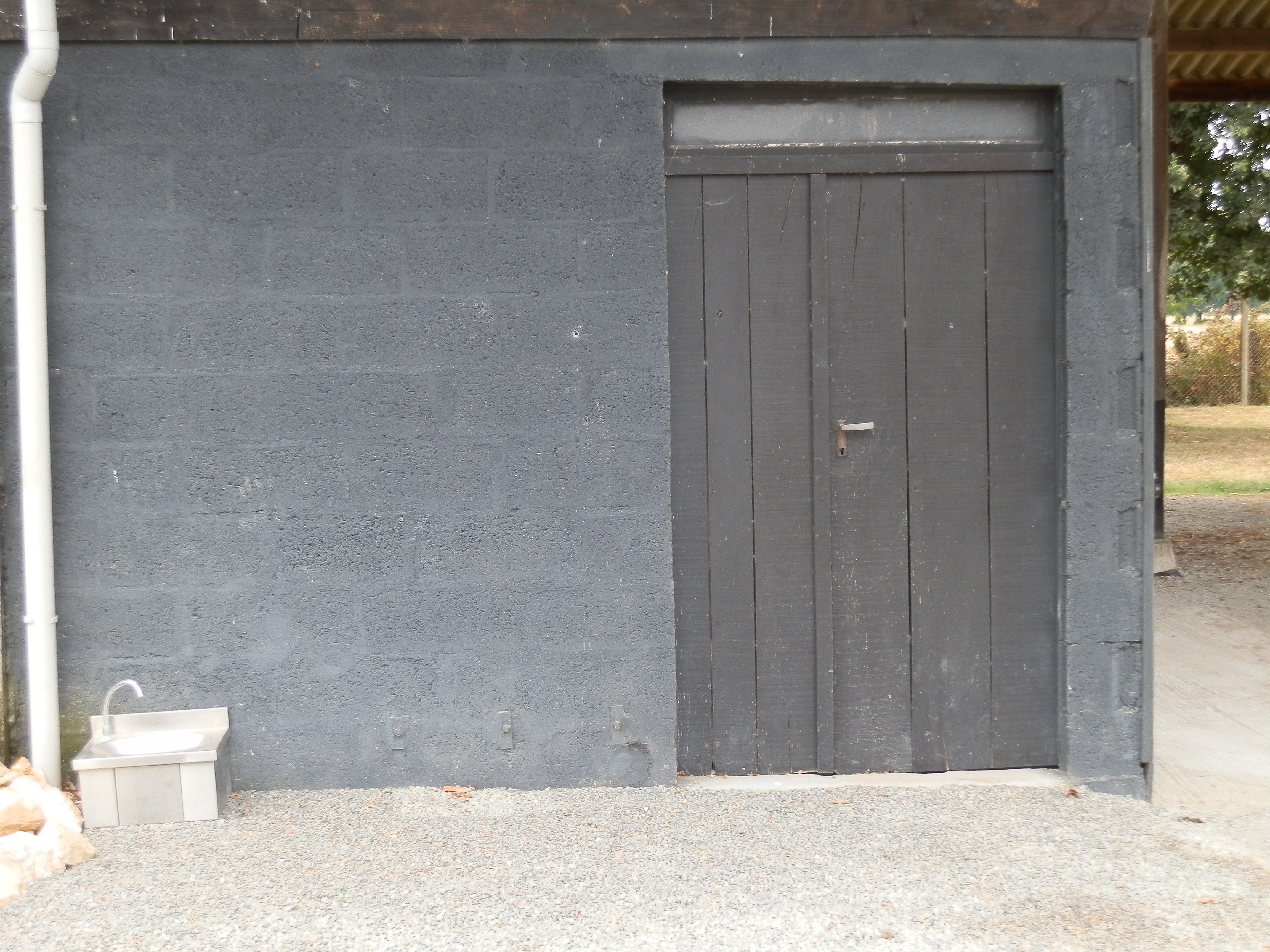 Local fermé pour stocker vos vélos, canoë, poussette, etc. Prêt de 2 vélos (un VTT homme et un VTC femme à la demande)