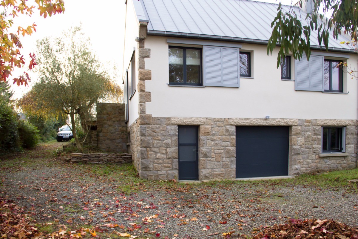 Accès à un grand garage avec buanderie