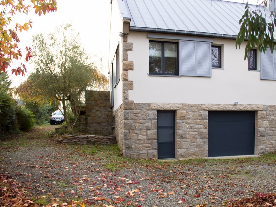 Accès à un grand garage avec buanderie