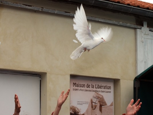 Lâcher de colombes le jour de l' inauguration du lieu en 2009