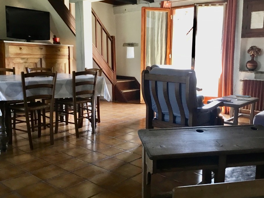 Salle à manger /salon et accès étage