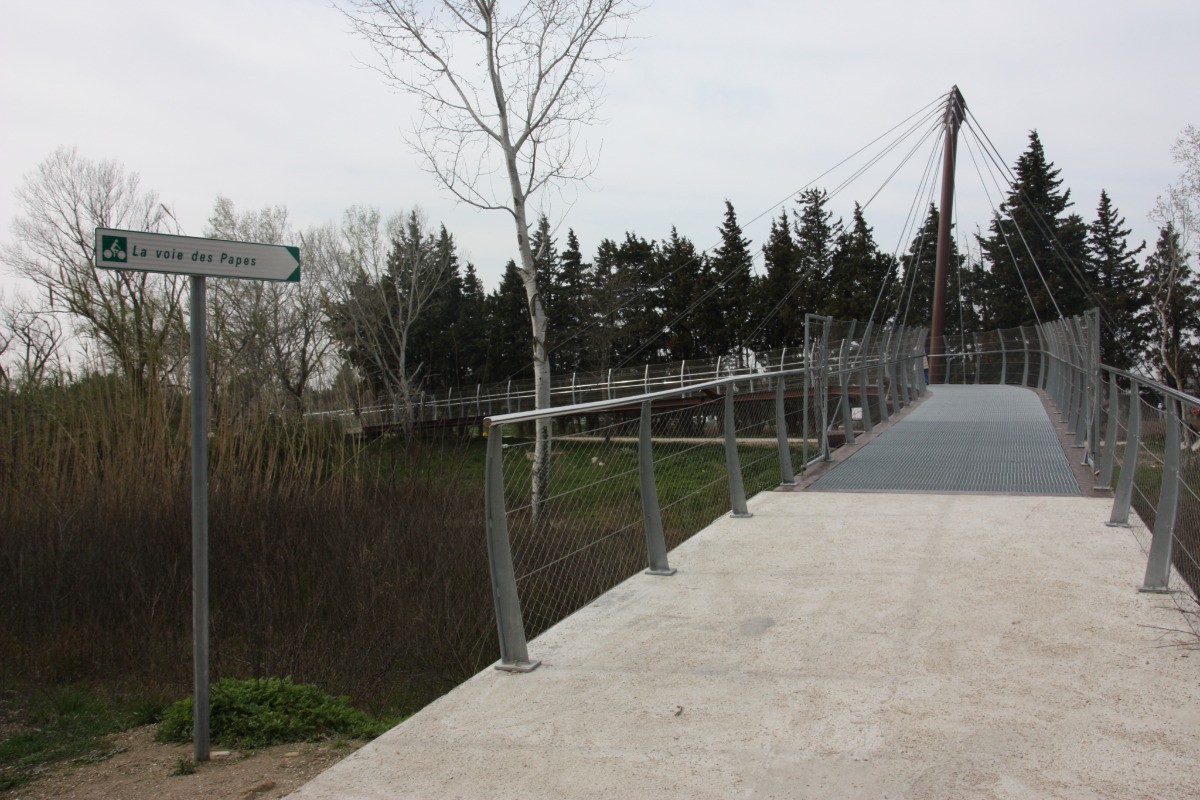 Le début de la voie des papes, à 200m de la maison. Piste cyclable et piétonne vers la Via Rhona
