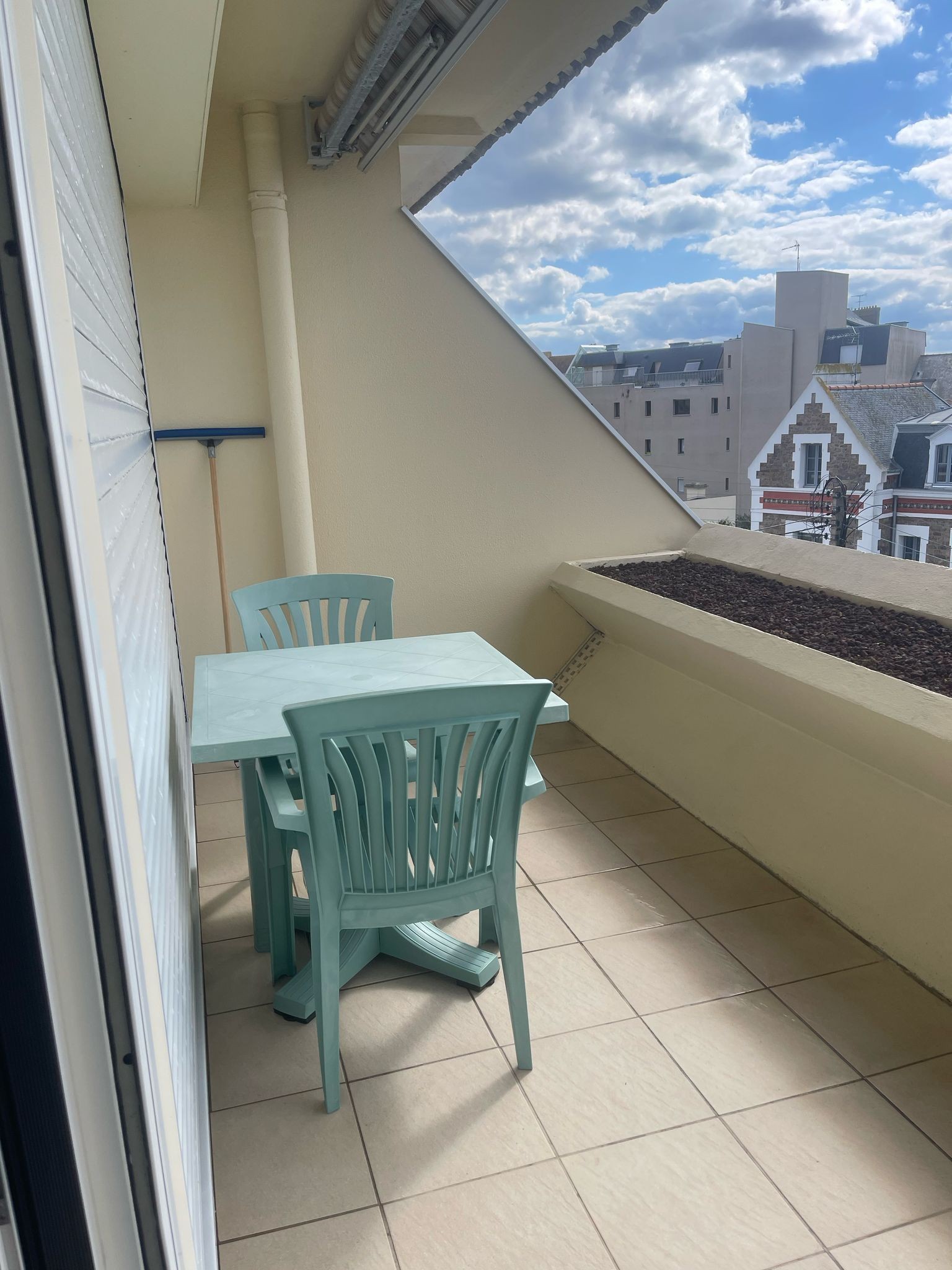 Vue magnifique depuis le balcon vers la plage du Sillon à Saint-Malo. Salon de jardin pour 2 personnes et 2 chaises relaxantes.