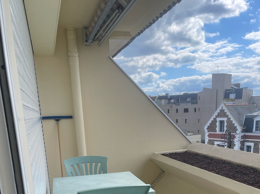 Vue magnifique depuis le balcon vers la plage du Sillon à Saint-Malo. Salon de jardin pour 2 personnes et 2 chaises relaxantes.