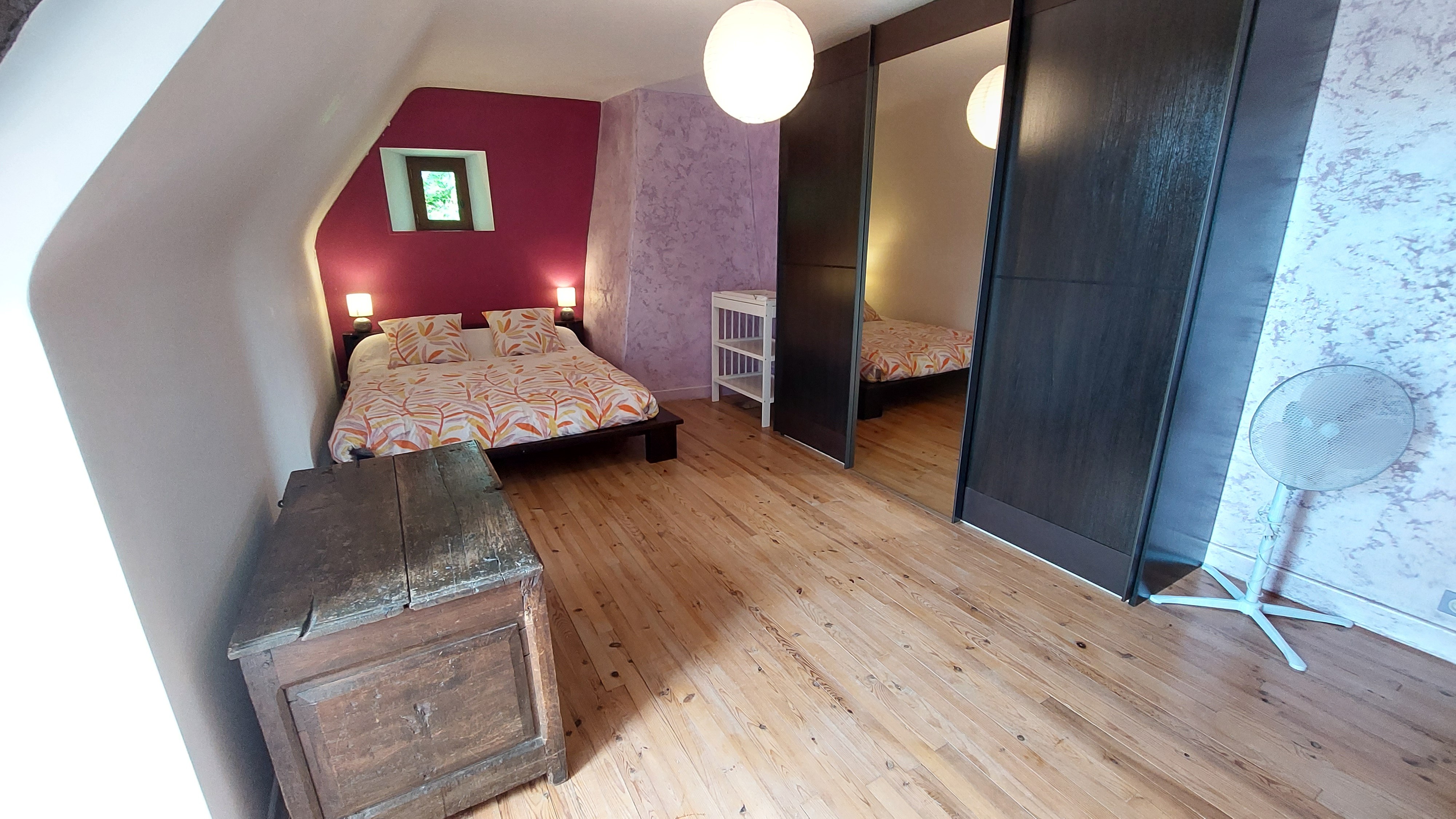 Chambre Violette avec lit en 160, lit Bébé et table à langer