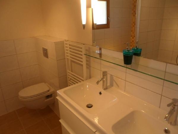 Salles de bain chauffées avec douche, double lavabos, toilettes et une baignoire