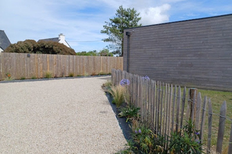 L'entrée de la propriété avec sa zone de stationnement des véhicules