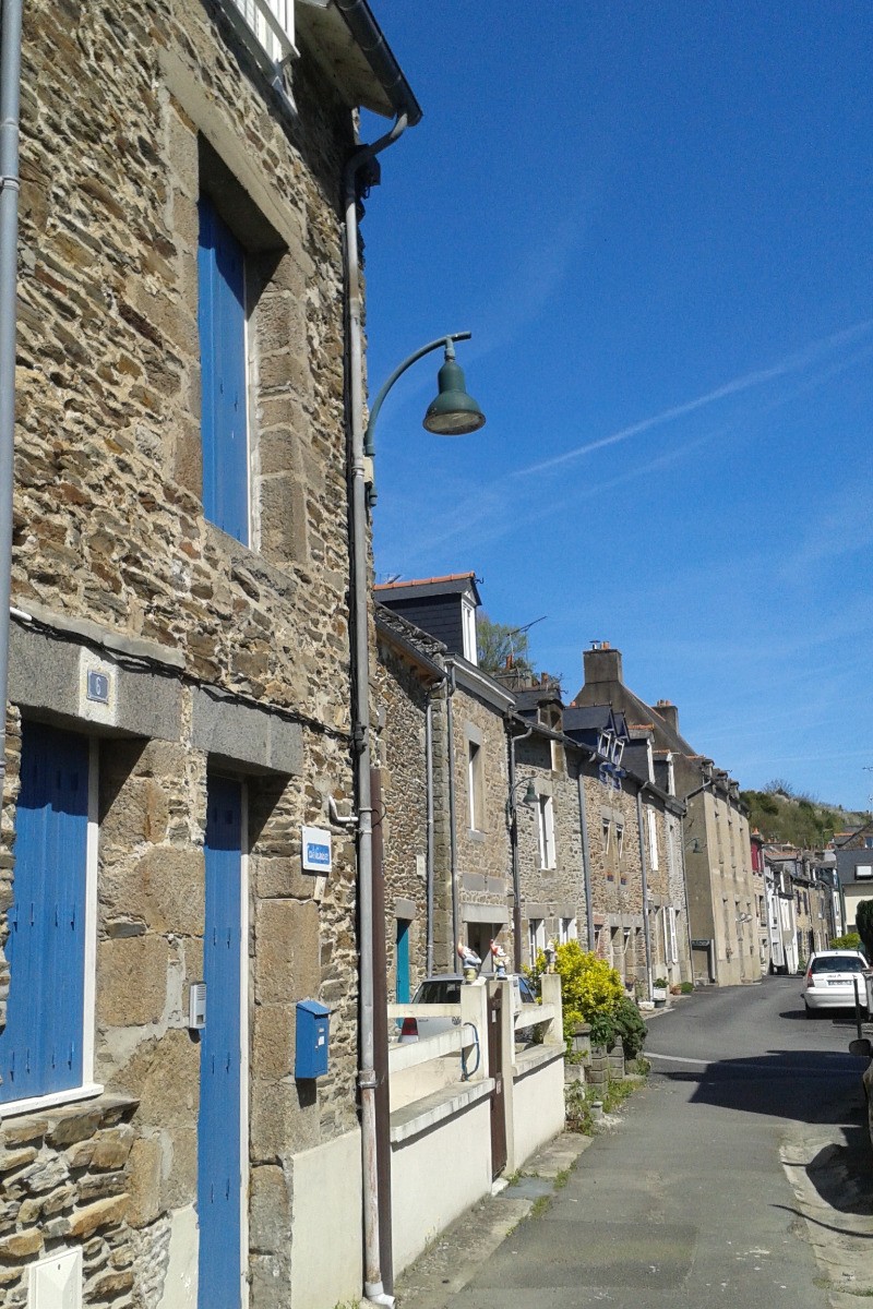 La maison "Reste Ici" se trouve dans une des "rues arrières" sur le port de Cancale