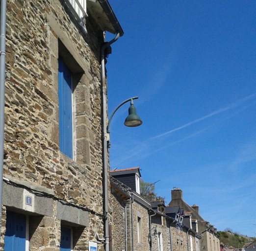 La maison "Reste Ici" se trouve dans une des "rues arrières" sur le port de Cancale