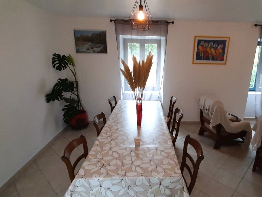 Séjour-salon-salle à manger. TV.