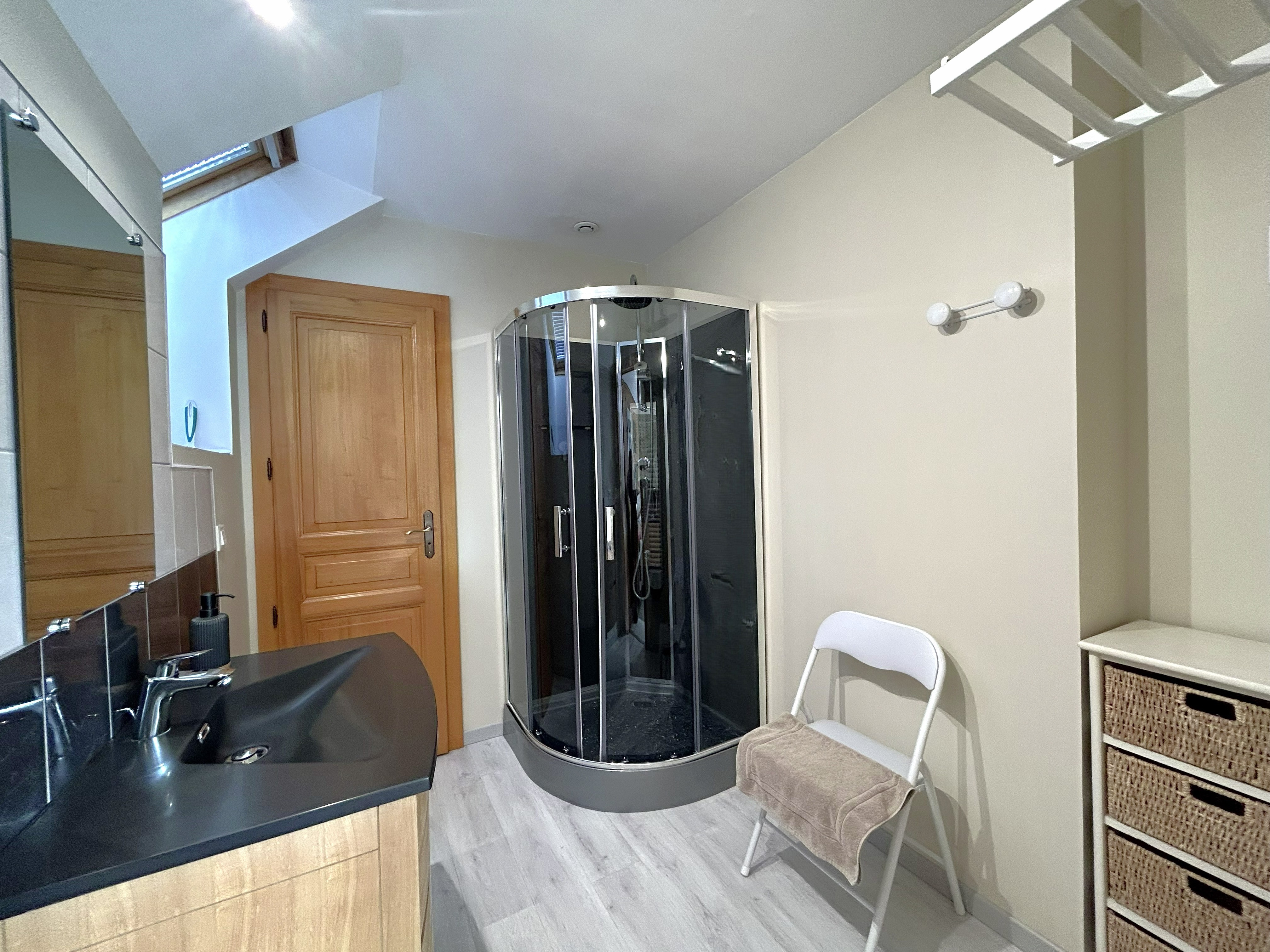 Shower room with en-suite toilet – “La Chouette” guest room, Chalet des Beuquillons in Gérardmer