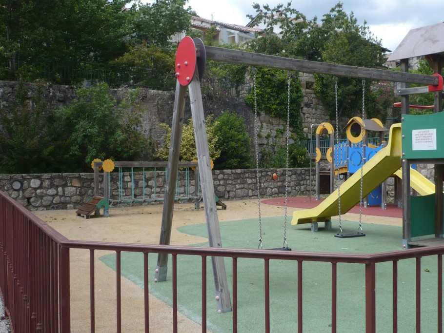 Jeux pour les enfants vers l'église à 8 minutes du Gîte