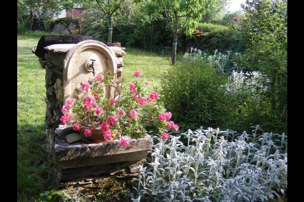 Le jardin de la Fenial, la fontaine adossée au barbecu