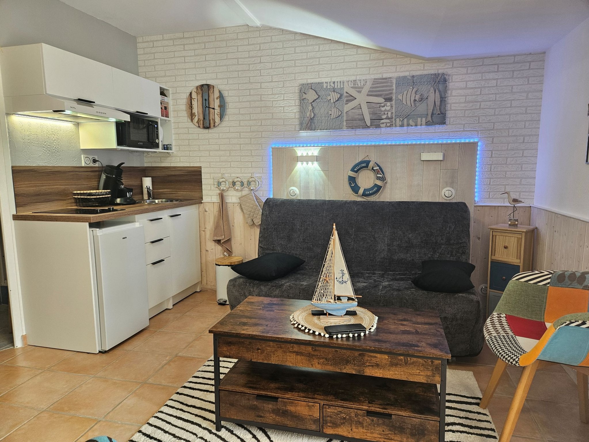 Dans la pièce principale, Kitchenette et salon avec canapé lit et coin repas