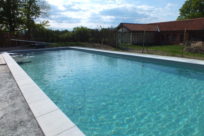 Pour vous, la grande piscine de 16m, avec petit bain sur un 1/3 du bassin, partiellement chauffée, handi-accessible, au sel