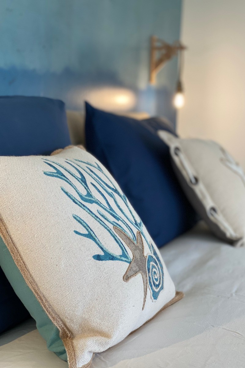 Le Gîte 55, Le Guern, Clévacances, location Paimpol, détail de la chambre avec son grand lit 160
