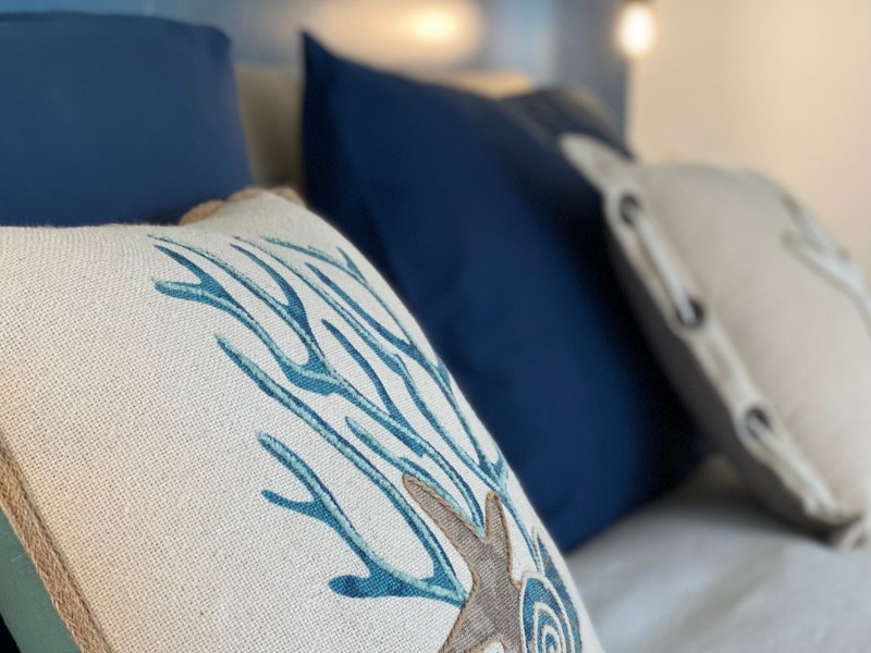 Le Gîte 55, Le Guern, Clévacances, location Paimpol, détail de la chambre avec son grand lit 160