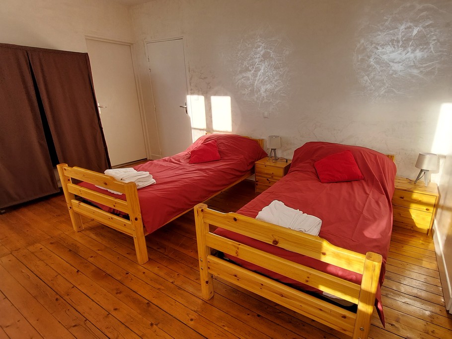 Chambre lumineuse avec literie double gîte Champagnac