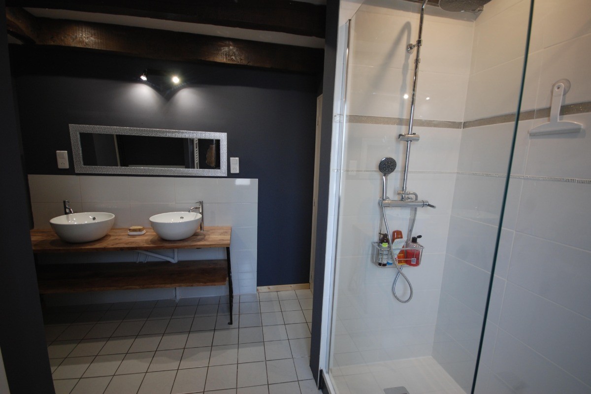 Salle d'eau double vasques Gîte LE BEAUMONT DU LAC Longère 150m² Clévacances Beaumont du Lac 87120
