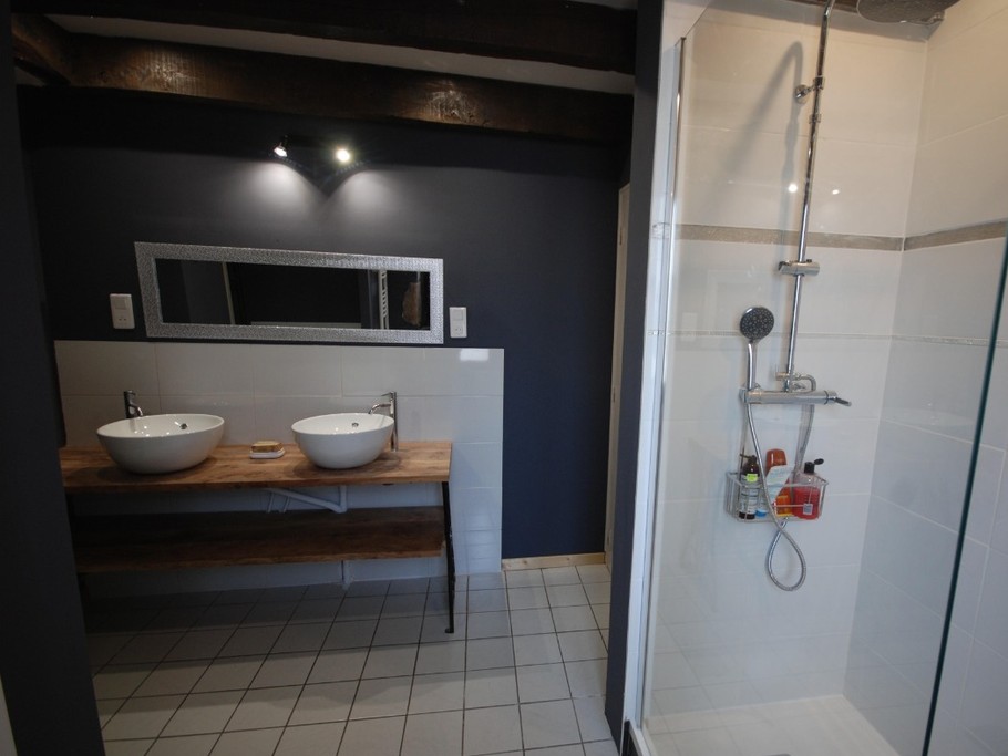 Salle d'eau double vasques Gîte LE BEAUMONT DU LAC Longère 150m² Clévacances Beaumont du Lac 87120