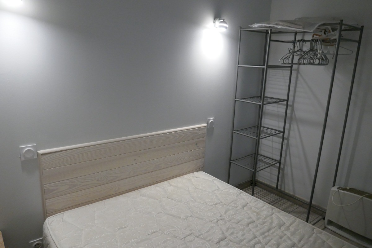 Chambre 1 avec un lit en 140