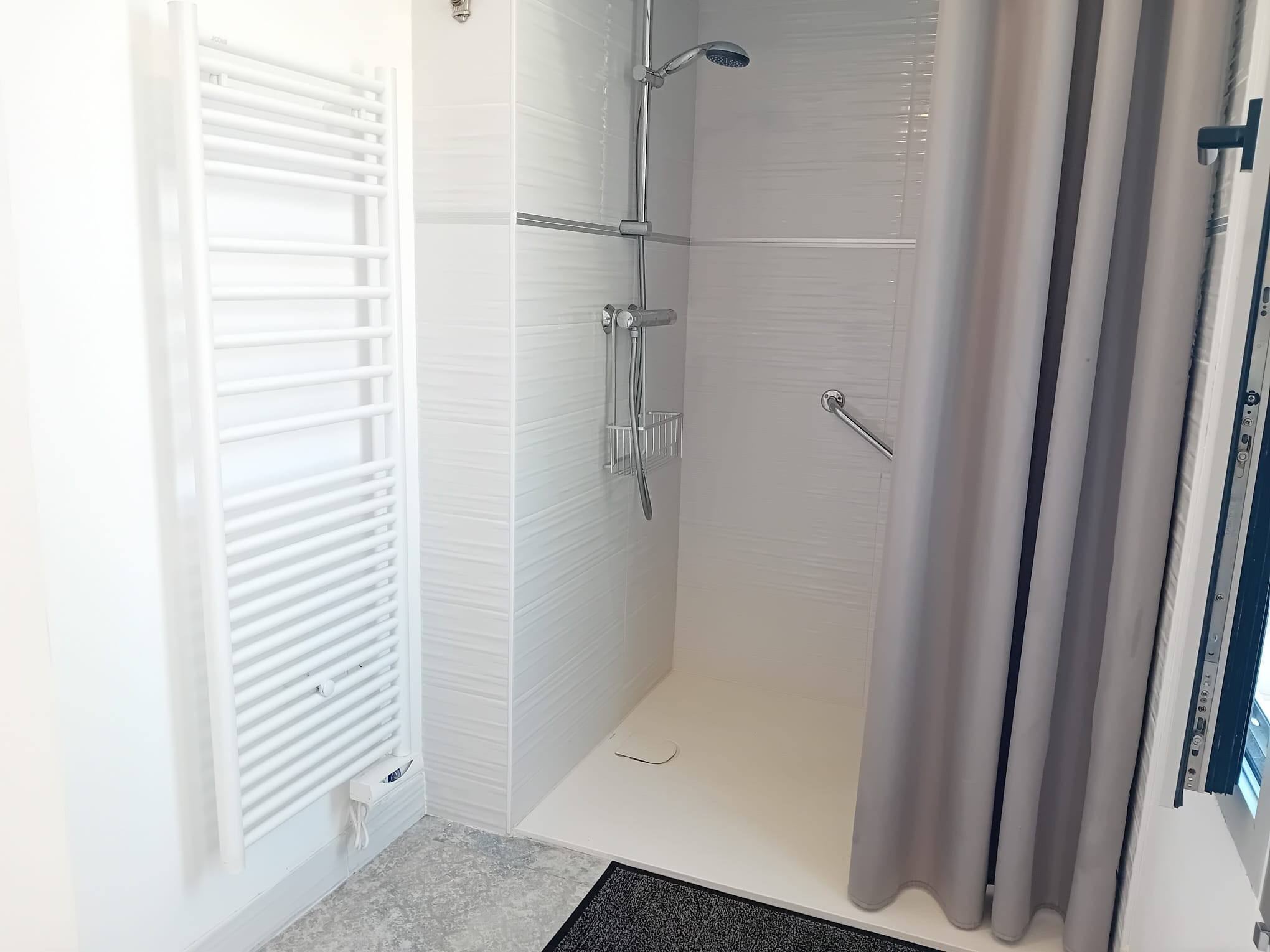 Salle d’eau avec grande douche à l’italienne