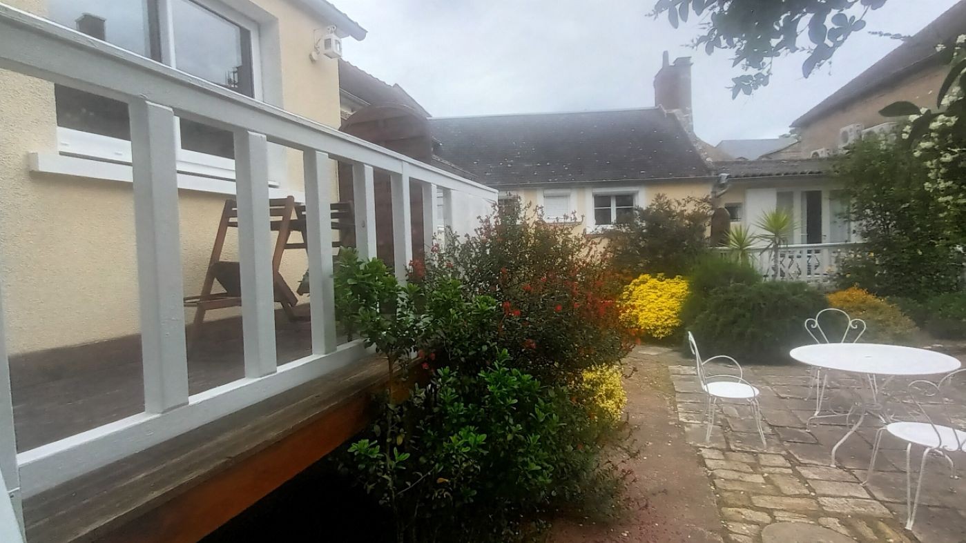 L'Inattendue vue sur le jardin de la terrasse de l'Appartement