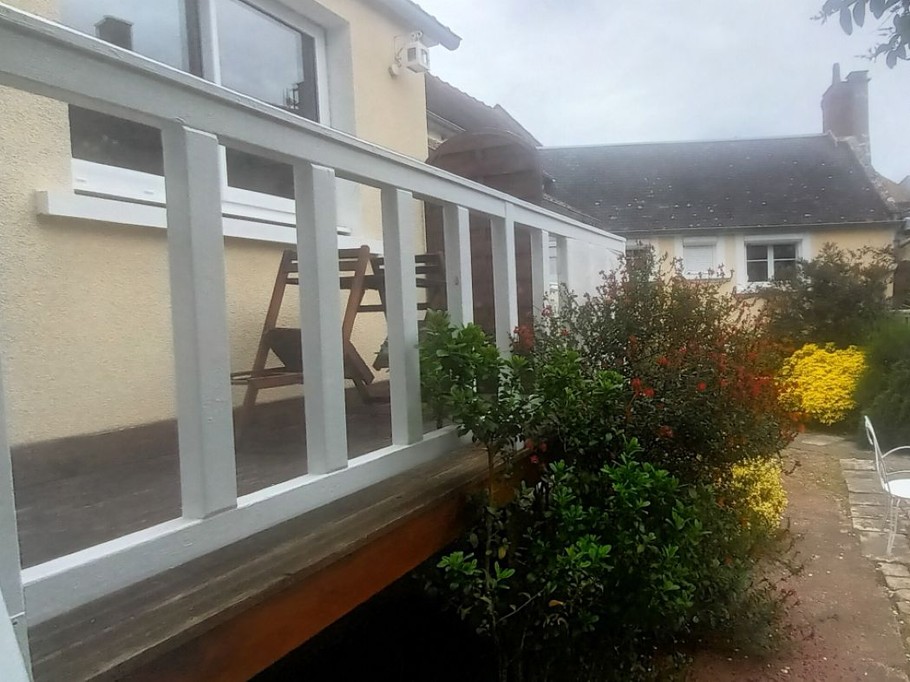 L'Inattendue vue sur le jardin de la terrasse de l'Appartement