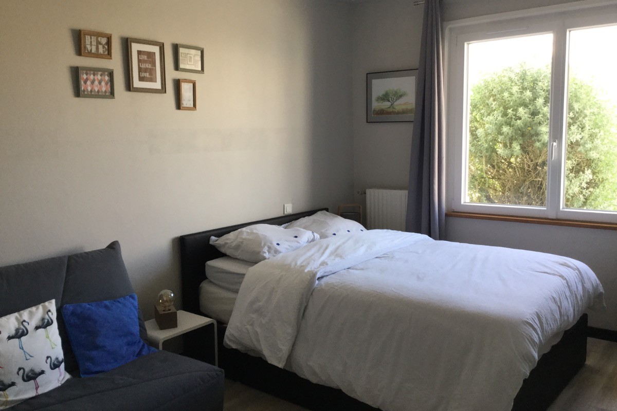 Chambre Rez de chaussé (lit 140) + Bz et matériel bébé (lit pliant table à langer chaise haute)