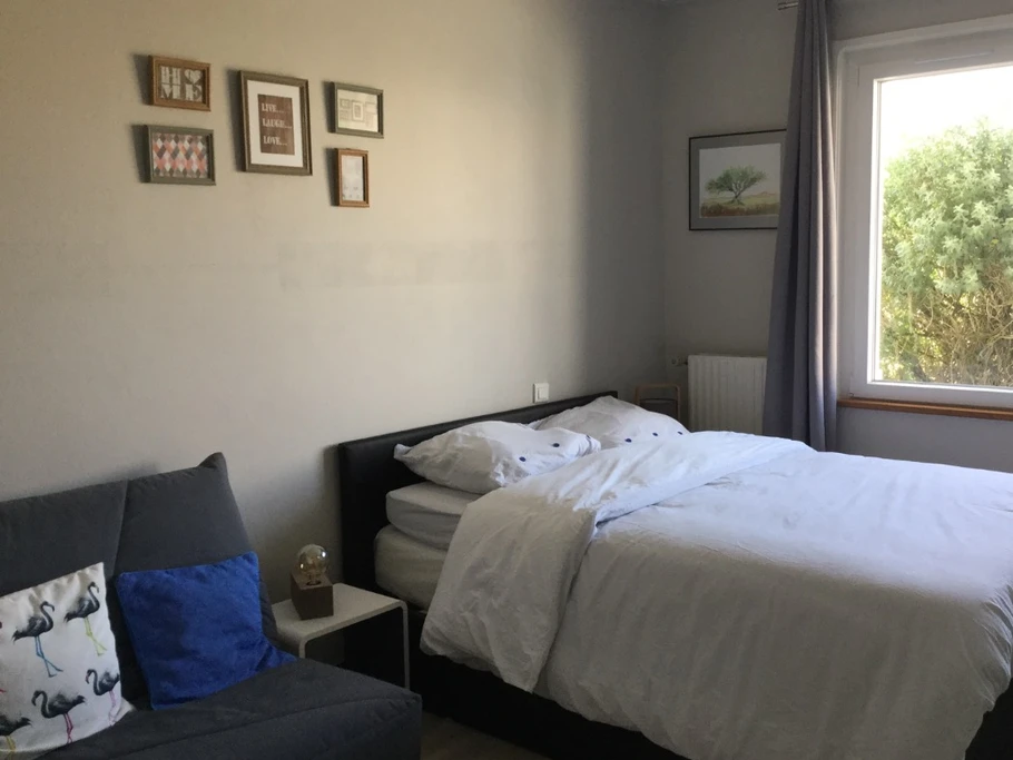 Chambre Rez de chaussé (lit 140) + Bz et matériel bébé (lit pliant table à langer chaise haute)